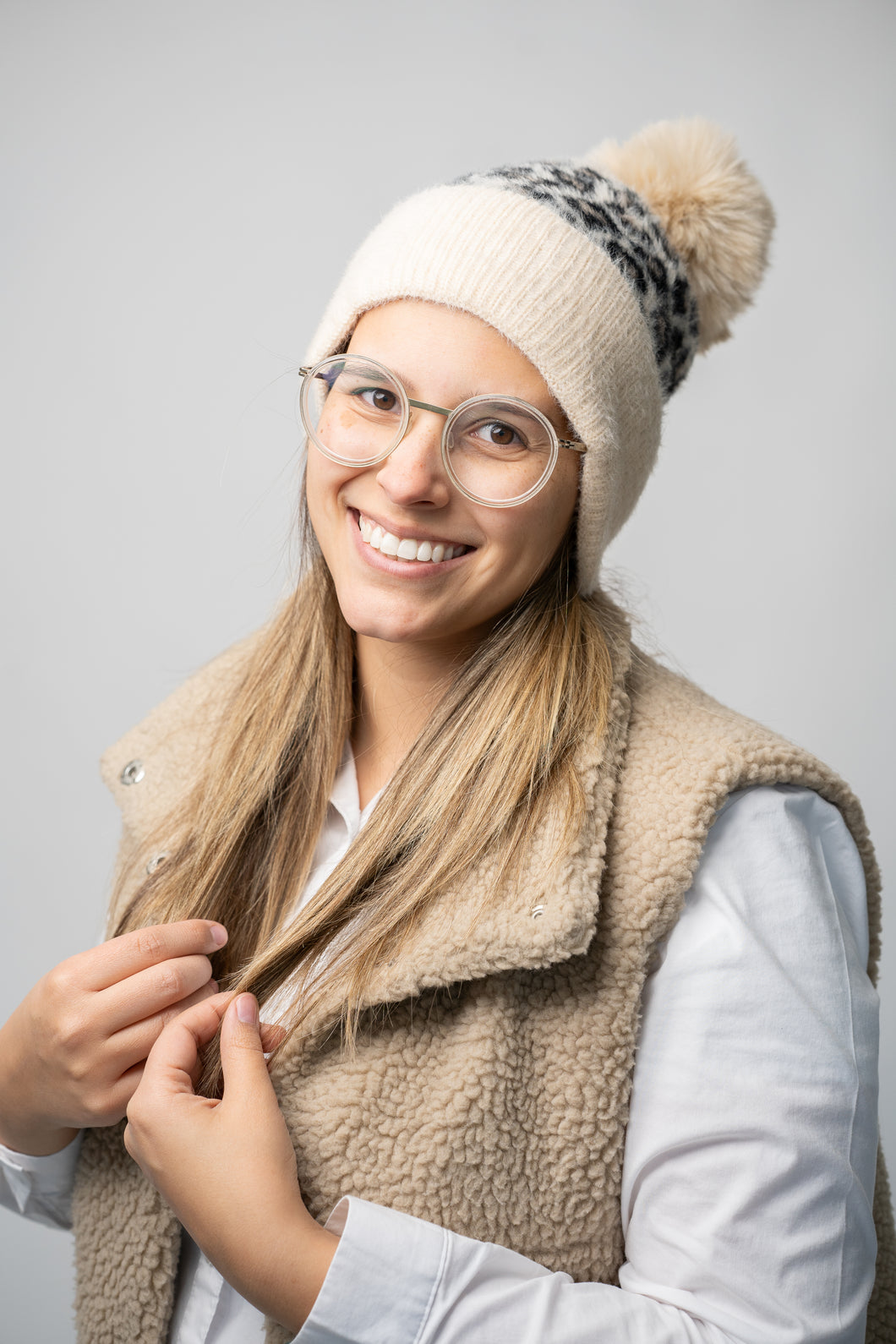 Muts met pompon/motief beige