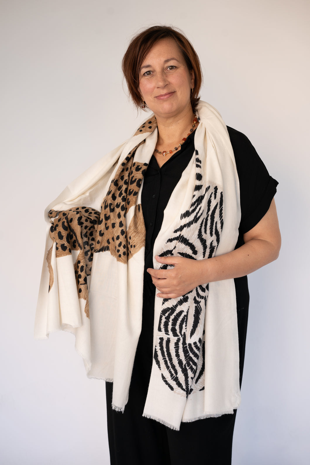Witte sjaal met dierenprint