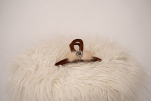 Bruine speld met fluffy/diamant