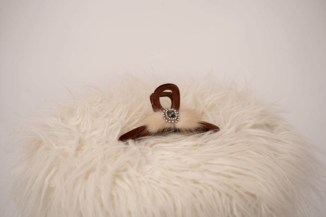 Bruine speld met fluffy/diamant